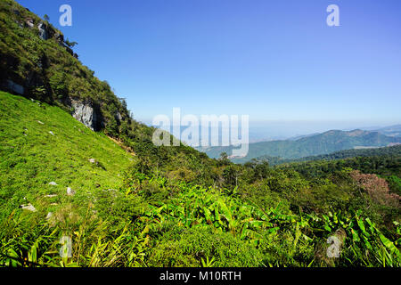 Berg, Wald und blauem Himmel in der Phu Chee Fa, Chiang Rai Thailand Stockfoto