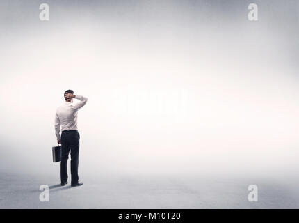 Corporate Business männlich in der modernen Anzug stand in großen leer Leer grau Raumkonzept Stockfoto