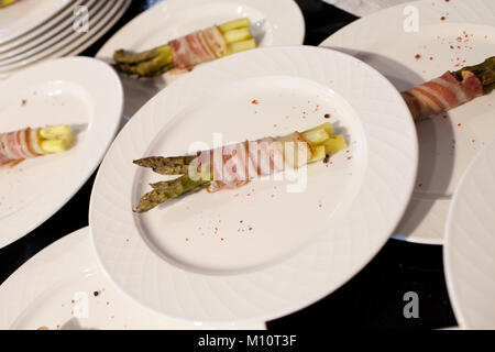 Gegrillter grüner Spargel mit Speck umwickelt Stockfoto