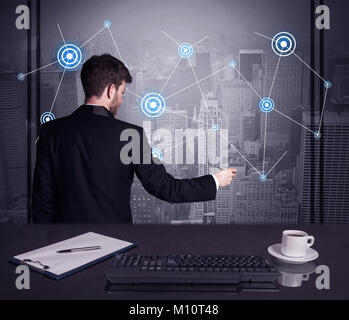 Eine elegante Geschäftsmann anschließen blauer Kreis Punkte auf Urban City scape Hintergrund Konzept im Büro in einem Konferenzraum. Stockfoto