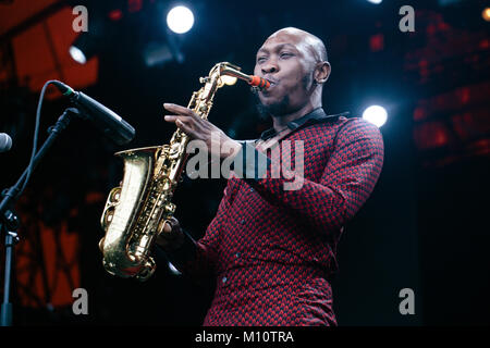 Die Nigerianische Afrobeat Musiker und Saxophonist Seun Kuti führt ein Live Konzert mit seiner Band Ägypten" 80 während der dänischen Musik Festival Roskilde Festival 2017. Dänemark, 30.06.2017. Stockfoto