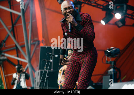 Die Nigerianische Afrobeat Musiker und Saxophonist Seun Kuti führt ein Live Konzert mit seiner Band Ägypten" 80 während der dänischen Musik Festival Roskilde Festival 2017. Dänemark, 30.06.2017. Stockfoto