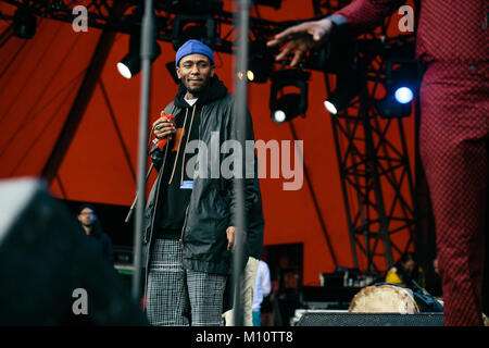 Die Nigerianische Afrobeat Musiker und Saxophonist Seun Kuti führt ein Live Konzert mit seiner Band Ägypten" 80 während der dänischen Musik Festival Roskilde Festival 2017. Hier rapper Yasiin Bey, der zuvor als Mos Def bekannt, zu Gast. Dänemark, 30.06.2017. Stockfoto