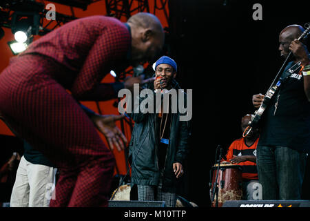 Die Nigerianische Afrobeat Musiker und Saxophonist Seun Kuti (L) führt ein Live Konzert mit seiner Band Ägypten" 80 während der dänischen Musik Festival Roskilde Festival 2017. Hier rapper Yasiin Bey (R), die zuvor als Mos Def bekannt, zu Gast. Dänemark, 30.06.2017. Stockfoto