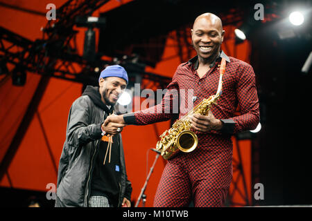 Die Nigerianische Afrobeat Musiker und Saxophonist Seun Kuti (R) führt ein Live Konzert mit seiner Band Ägypten" 80 während der dänischen Musik Festival Roskilde Festival 2017. Hier rapper Yasiin Bey (L), die zuvor als Mos Def bekannt, zu Gast. Dänemark, 30.06.2017. Stockfoto