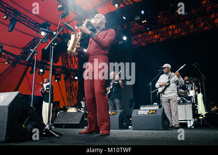 Die Nigerianische Afrobeat Musiker und Saxophonist Seun Kuti führt ein Live Konzert mit seiner Band Ägypten" 80 während der dänischen Musik Festival Roskilde Festival 2017. Dänemark, 30.06.2017. Stockfoto