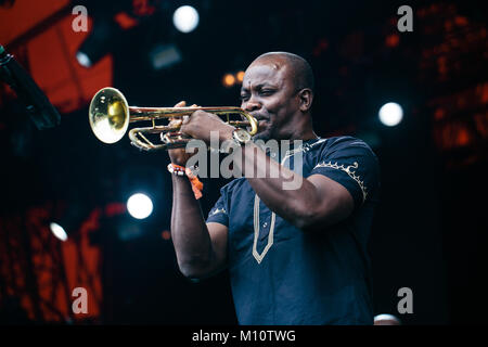 Die Nigerianische Afrobeat Musiker und Saxophonist Seun Kuti führt ein Live Konzert mit seiner Band Ägypten" 80 während der dänischen Musik Festival Roskilde Festival 2017. Hier eine live Band, die live auf der Bühne gesehen. Dänemark, 30.06.2017. Stockfoto