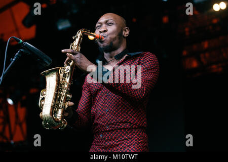 Die Nigerianische Afrobeat Musiker und Saxophonist Seun Kuti führt ein Live Konzert mit seiner Band Ägypten" 80 während der dänischen Musik Festival Roskilde Festival 2017. Dänemark, 30.06.2017. Stockfoto