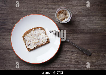Brot und Tropf- oder Knistern fett oder Schmalz mit Grieben genannt Schmalzbrot in Deutschland Stockfoto