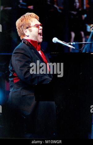 ELTON JOHN FÜHRT IN DER RADIO CITY MUSIC HALL IN NEW YORK CITY 07-14-2004 FOTO VON MICHAEL BRITO Stockfoto