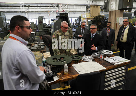 Arsenal des Fertigungsleiters Johannes Zayhowski, Zentrum mit erhobenen Armen, Briefing zu seiner Rechten Generalleutnant John M. Murray, stellvertretender Chef der Armee über das Personal, G-8, über den Grad der Bearbeitung Schwierigkeit, ist Bestandteil jeder Mörtel Grundplatte. Murray besucht das Arsenal im Jahr 2017. Stockfoto