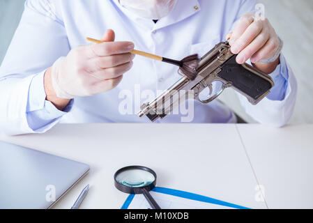 Kriminologen Polizei Chemiker bei der Kriminalität Beweise suchen Stockfoto