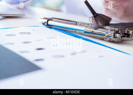 Kriminologen Polizei Chemiker bei der Kriminalität Beweise suchen Stockfoto