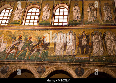 Mosaik der drei Weisen und Engel in der Basilika Sant Apollinare Nuovo in Ravenna, Italien Stockfoto