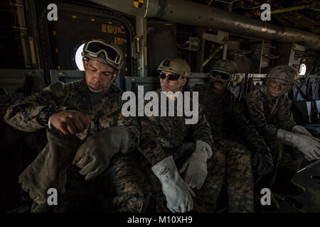 MARINE CORPS BASE CAMP Pendleton, Calif. - Marines mit Alpha Company, 1 Reconnaissance Bataillon, 1st Marine Division, bereiten sie ihren Gang zu schnelle Seil aus der Rückseite eines MV-22 Osprey während der Übung Iron Fist 2018, Jan. 23. Wenn die Schnelle roping, Marines tragen dicke Lederhandschuhe die Wärme aus der Reibung zwischen den Händen das Seil und Marines' erstellt zu zerstreuen und schieben. Iron Fist bringt US-Marines aus dem 11. MEU und Soldaten aus dem JGSDF ihre bilateralen Planung, die Kommunikation zu verbessern und die Durchführung des kombinierten amphibischen Operationen. (U.S. Marine Corps Stockfoto