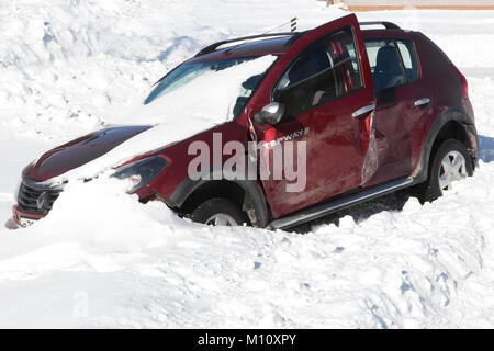 Verkhovazhsky Shelota, Bezirk, Vologda Region, Russland - 21. März 2013: zertrümmerte Auto im Schnee Schnee Stockfoto