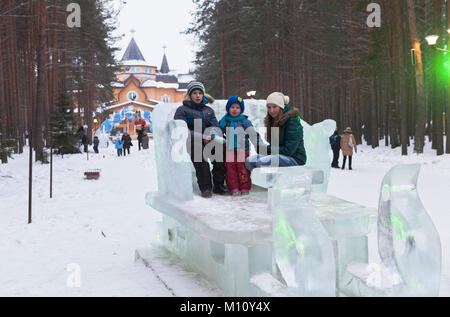 Kinder der eisigen Schlittenfahrten auf angestammten Land Vater Frost Weliki Ustjug, Wologda Gebiet, Russland Stockfoto