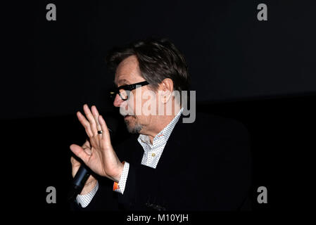 Dezember 7th, 2017 - Paris, Gary Oldman und Joe Wright Die dunkelste Stunde Film Premiere teilnehmen. Stockfoto