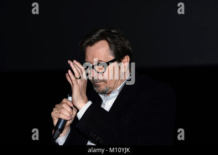 Dezember 7th, 2017 - Paris, Gary Oldman und Joe Wright Die dunkelste Stunde Film Premiere teilnehmen. Stockfoto