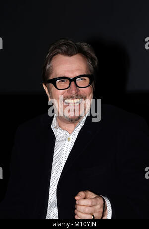 Dezember 7th, 2017 - Paris, Gary Oldman und Joe Wright Die dunkelste Stunde Film Premiere teilnehmen. Stockfoto