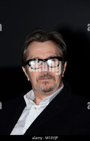 Dezember 7th, 2017 - Paris, Gary Oldman und Joe Wright Die dunkelste Stunde Film Premiere teilnehmen. Stockfoto