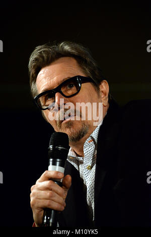 Dezember 7th, 2017 - Paris, Gary Oldman und Joe Wright Die dunkelste Stunde Film Premiere teilnehmen. Stockfoto