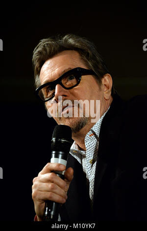 Dezember 7th, 2017 - Paris, Gary Oldman und Joe Wright Die dunkelste Stunde Film Premiere teilnehmen. Stockfoto