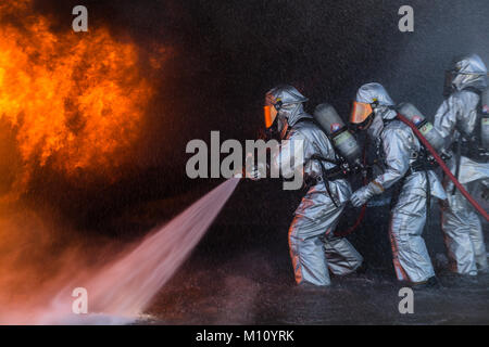 Us Marine Aircraft Rescue Feuerwehrmänner mit Marine Wing Support Squadron 372, 373 und 374, eine Fire Training an Bord Camp Pendleton, Calif., Jan. 24, 2018. Marine Corps Air Station Camp Pendleton Hosts die Übung einmal im Monat zu mission Bereitschaft fördern. (U.S. Marine Corps Foto von Lance Cpl. Dalton Swanbeck) Stockfoto