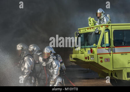 Us Marine Aircraft Rescue Feuerwehrmänner mit Marine Wing Support Squadron 372, 373 und 374, eine Fire Training an Bord Camp Pendleton, Calif., Jan. 24, 2018. Marine Corps Air Station Camp Pendleton Hosts die Übung einmal im Monat zu mission Bereitschaft fördern. (U.S. Marine Corps Foto von Lance Cpl. Dalton Swanbeck) Stockfoto