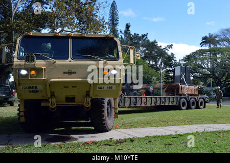 Eine Konstruktion, Soldaten in die 561St Ingenieur Gesellschaft zugeordnet, 84th Engineer Battalion, 130 Engineer Brigade, 8 Theater Sustainment Command, ist bereit, ein Denkmal an der Schofield Baracke, Hawaii, am Jan. 24, 2018 zu verschieben. Die Techniker arbeiteten mit Marines Techniker Dienstleistungen Unternehmen, Bekämpfung Logistik Bataillon 3, Bekämpfung der Logistik Regiment 3, 3 Marine Logistik Gruppe, auf die Hilfe des 25 Infanterie Division 3. Brigade Combat Team Bronco Memorial bewegen. (U.S. Armee Foto: Staff Sgt. Armando R. Limon, 3. Brigade Combat Team, 25 Infanterie Division). Stockfoto