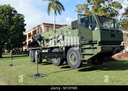 Einen Kran, um Ingenieur Dienstleistungen Unternehmen, Bekämpfung Logistik Bataillon 3, Bekämpfung der Logistik Regiment 3, 3 Marine Logistik Gruppe zugeordnet, sitzt bereit in einem Kran bei Schofield Kasernen, Hawaii, Jan. 24, 2018. Marines half der 25 Infanterie Division 3 Combat Team Bronco Memorial aus der Ecke F Quad an der Innenseite der Quad Bereich zu bewegen. (U.S. Armee Foto: Staff Sgt. Armando R. Limon, 3. Brigade Combat Team, 25 Infanterie Division). Stockfoto