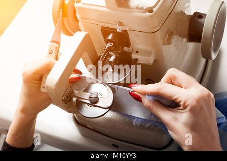 Frau scinner, kürschner Werke auf Nähmaschine mit natürlichen Fell Stockfoto