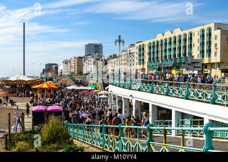 Brighton Beach Touristen Stockfoto