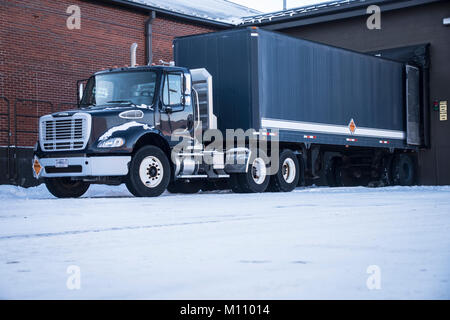 Flieger von der 179th Airlift Wing, Mansfield, Ohio, führen Sie einen sicheren Transfer von Munition aus der Munition Storage Area hier der 200 RED HORSE Squadron, Camp Perry., Ohio, 18.01.2018. Die 179Th Sicherheit Büro anwesend war für den Transport der Munition, um sicherzustellen, dass die Mitglieder mit der Politik und Richtlinien für die Gewährleistung der Sicherheit der Mitglieder während der Übertragung-konform sind. (U.S. Air National Guard Foto von 1 Leutnant Paul Stennet/Freigegeben) Stockfoto