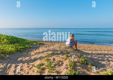 MAUI, Hawaii, USA - Dezember 9, 2014: weibliche Touristen mit kaffeetasse am Strand Stockfoto