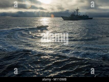 180121-N-RG 482-224 ATLANTIK (Jan. 21, 2018) eine starre - Rumpf Schlauchboot aus der Arleigh-Burke-Klasse geführte Anti-raketen-Zerstörer USS Ross (DDG71) Manöver gegen die spanische Fregatte ESPS Numancia (F83) bei einem - auf See - Übung mit der spanischen Marine. Die Übung ist so konzipiert, Interoperabilität der Länder zu verbessern, die bei der Durchführung der Ausbildung, einschließlich der Pistole und kleinen Boot Entwicklungen. Ross ist Vorwärts - Rota, Spanien, auf der sechsten Patrouille in den USA 6 Flotte Bereich der Maßnahmen zur Unterstützung der regionalen Verbündeten und Partnern und die nationale Sicherheit der USA Interessen in Europa eingesetzt. (U.S. Stockfoto