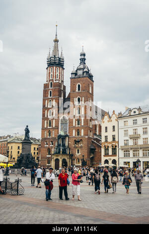 Rynek Glowny Hauptplatz mit Marienkirche in Krakau, Polen Stockfoto