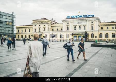 Menschen zu Fuß auf dem plac Jana Nowaka Jezioranskiego Square in Krakau, Polen Stockfoto