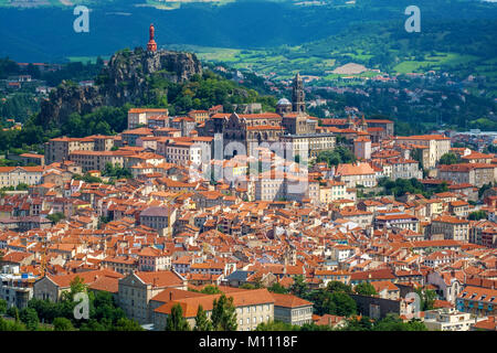Panoramablick auf roten Ziegeldächern von Le Puy-en-Velay, Stadt, einem wichtigen christlichen Ort in Frankreich, mit Kathedrale und die Notre Dame de la France Stockfoto