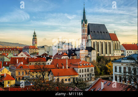 Ceski Krumlov, Tschechische Republik, die gotische Kathedrale und die roten Dächer der Altstadt bei Sonnenuntergang, UNESCO Weltkulturerbe site Stockfoto