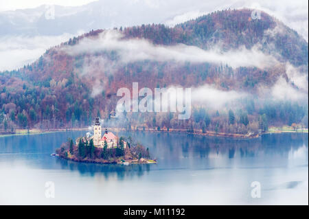 Bleder See (Blejsko Jezero) und die Kirche auf der Insel an einem nebligen Herbsttag, Slowenien, julischen Alpen Stockfoto