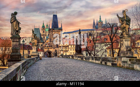 Die Karlsbrücke und Prager Burg in dramatischer Sonnenuntergang Licht, Prag, Tschechische Republik. Die Prager Burg ist die größte Burg der Welt. Stockfoto