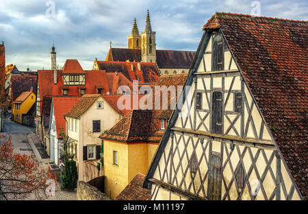 Traditionelle gotische Fachwerkhäuser mit roten Ziegeldächern in Rothenburg o.d. Tauber Altstadt, Deutschland Stockfoto