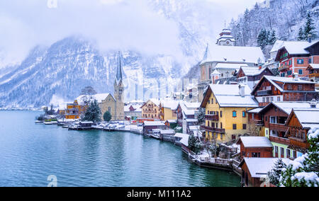 Historische Hallstatt Stadt auf einem See in Alpen, Österreich, Schnee im Winter fallen, ist die UNESCO Weltkulturerbe Liste Stockfoto