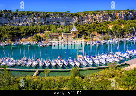 Weiße Yachten in Calanque de Port Miou von Marseille, Provence, Frankreich Stockfoto