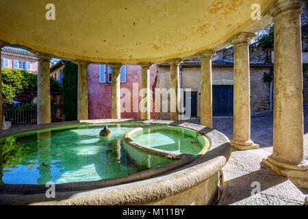 Die neo-klassischen Waschhaus Brunnen in dem schönen Dorf Grignan, Drome Provence, Frankreich Stockfoto