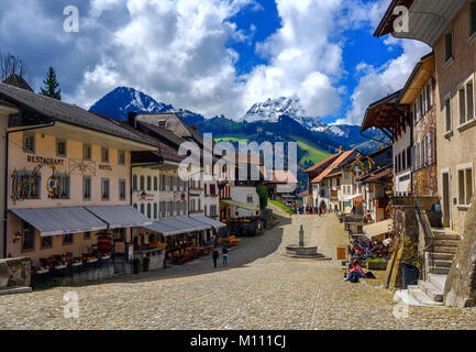 Bulle, Schweiz - 14 April: Die mittelalterliche Altstadt von Gruyeres ist ein wichtiger touristischer Ort und Namen zu geben, der berühmte Schweizer Gruyère ch Stockfoto