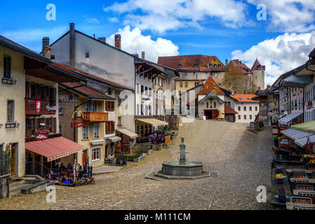 Bulle, Schweiz - 14 April: Die mittelalterliche Altstadt von Gruyeres ist ein wichtiger touristischer Ort und Namen zu geben, der berühmte Schweizer Gruyère ch Stockfoto