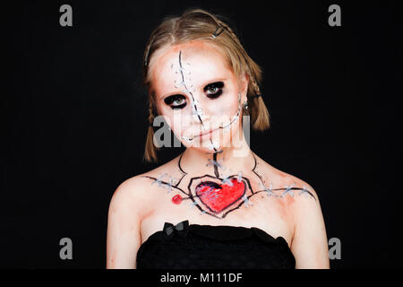 Halloween Make-up mit roten Herzen. Junges Mädchen mit Toten Dall Make-up Stockfoto