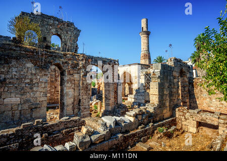 Historische Kesik Minare Moschee in Antalya Altstadt ist ein Wahrzeichen zurück zum antiken römischen Zeiten, Türkei Stockfoto